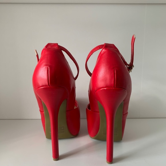 Red platform pumps with ankle strap - Picture 2 of 4